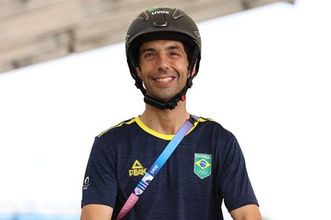 Equine Balance Testimonial Yuri Mansur sitzt auf seinem Pferd und lächelt in die Kamera