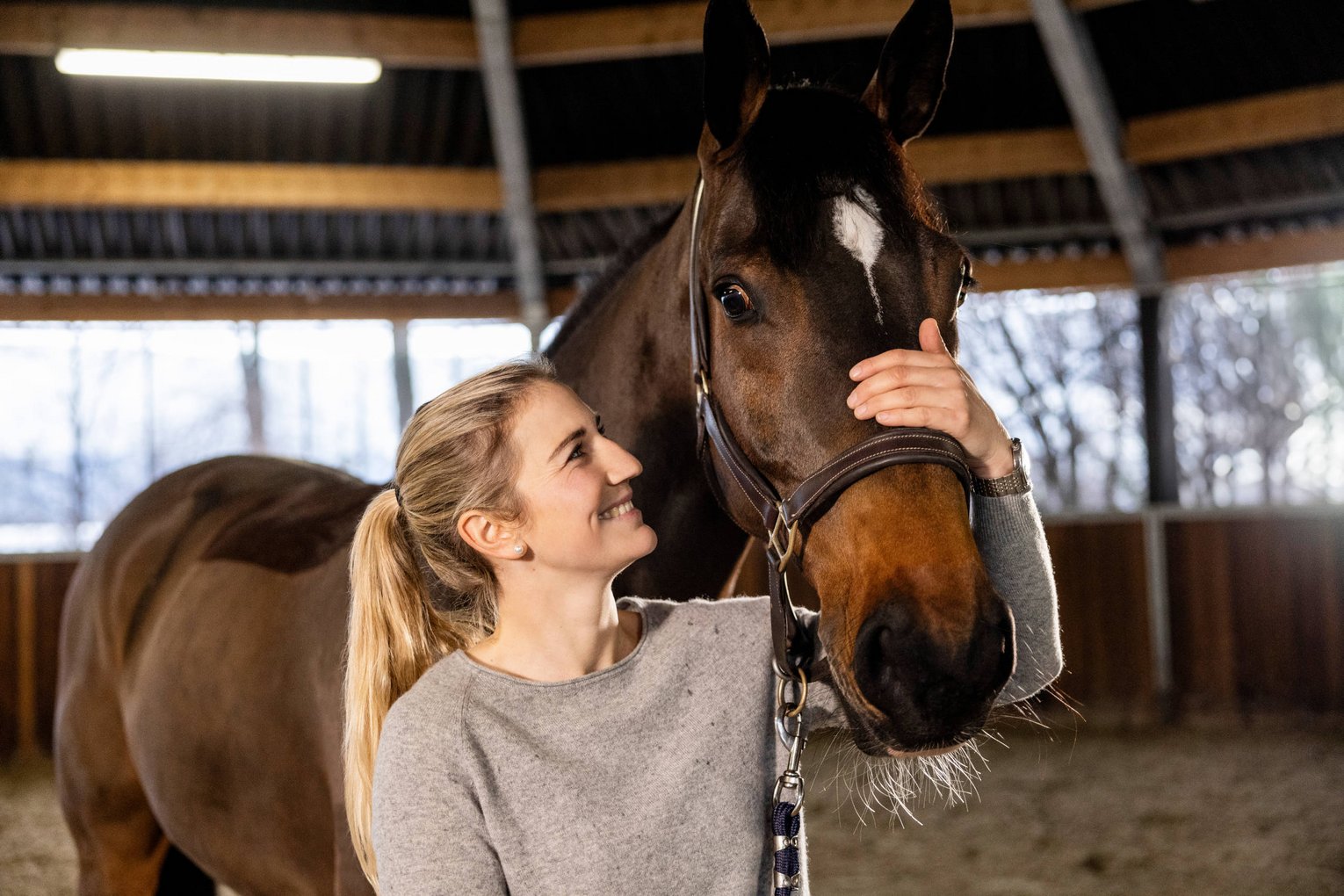Katharina Rhomberg Equine Balance Katharina Rhomberg streichelt ihren Wallach